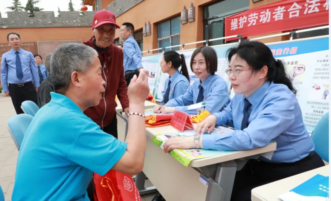 從人民大會(huì)堂直奔普法一線